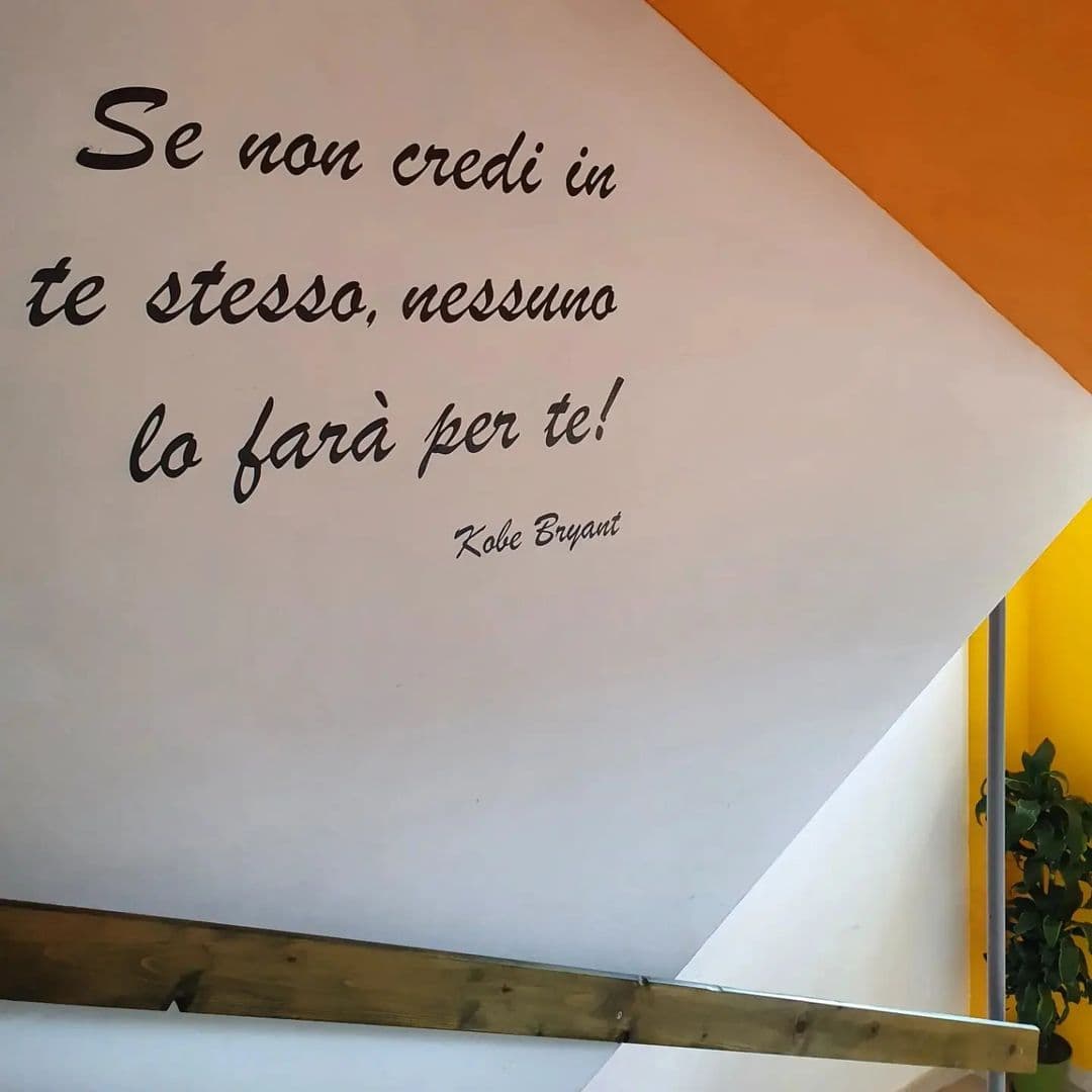 Frase sulla parete: «Se non credi in te stesso, nessuno lo farà per te!»
